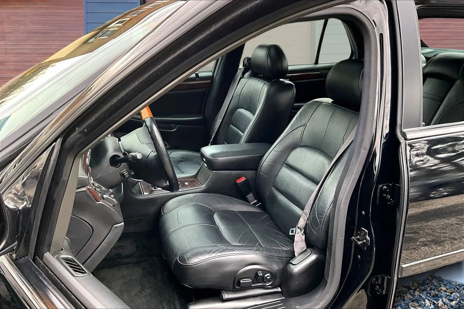 Used 2002 Cadillac De Ville DTS w/ Premium Equipment Pkg image 23