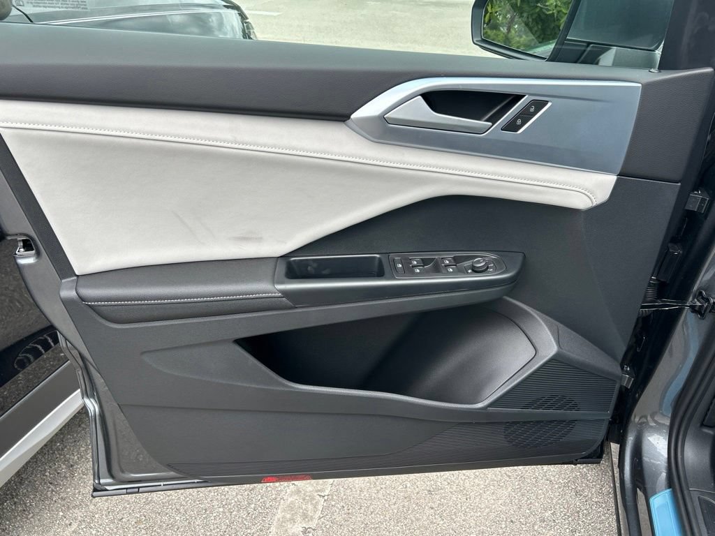 New 2026 Volkswagen Taos SE w/ Panoramic Sunroof Package FWD image 17
