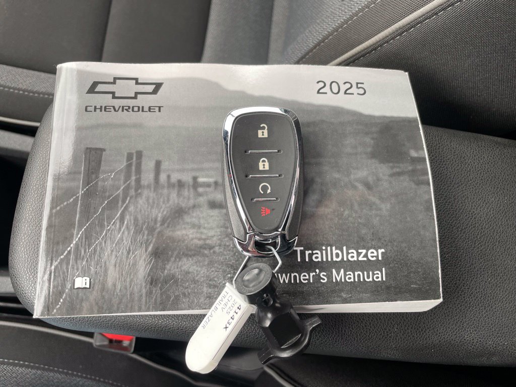 Used 2025 Chevrolet TrailBlazer LT AWD/4WD image 42