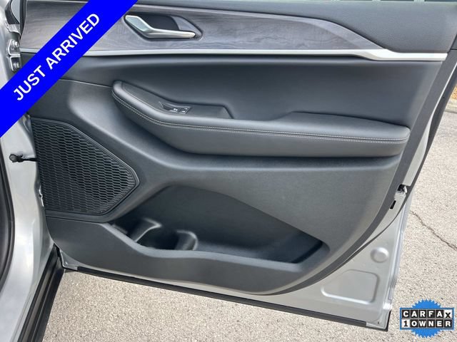 Used 2025 Jeep Grand Cherokee Limited w/ Luxury Tech Group II AWD/4WD image 22