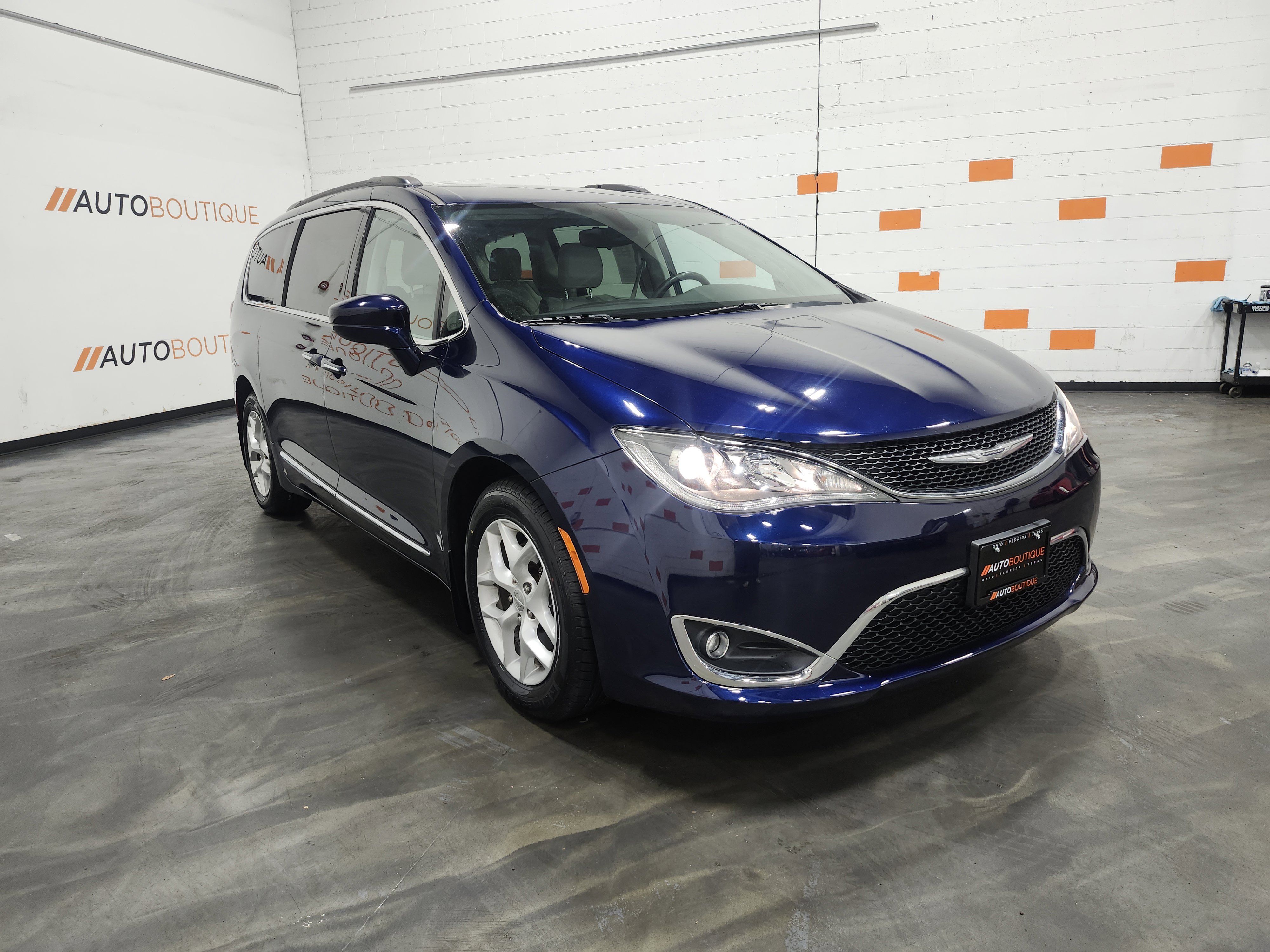Used 2017 Chrysler Pacifica Touring-L w/ Tire & Wheel Group image 33
