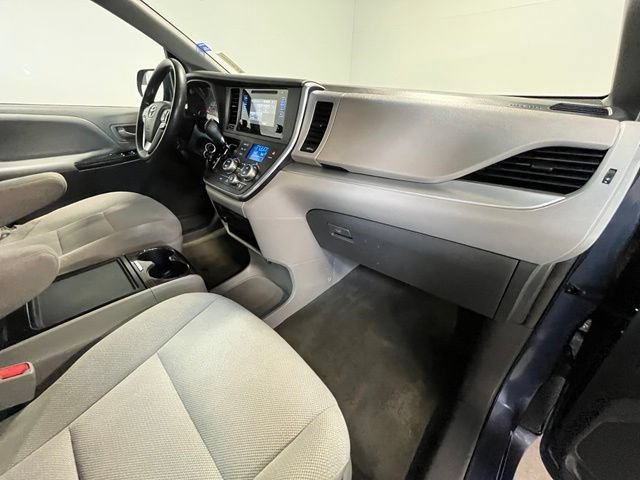 Used 2017 Toyota Sienna L FWD image 10
