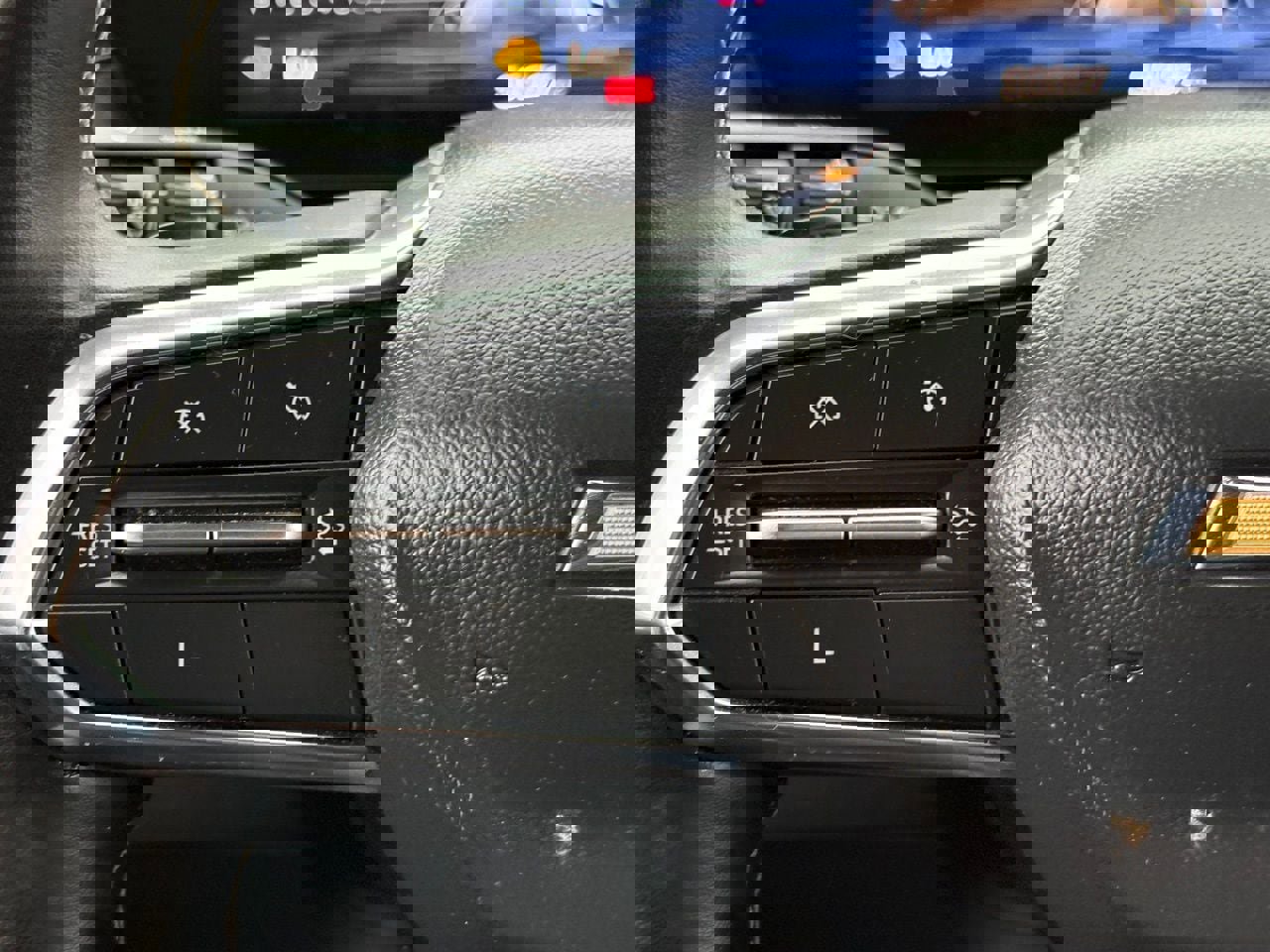 Used 2025 Chevrolet Traverse LT image 18