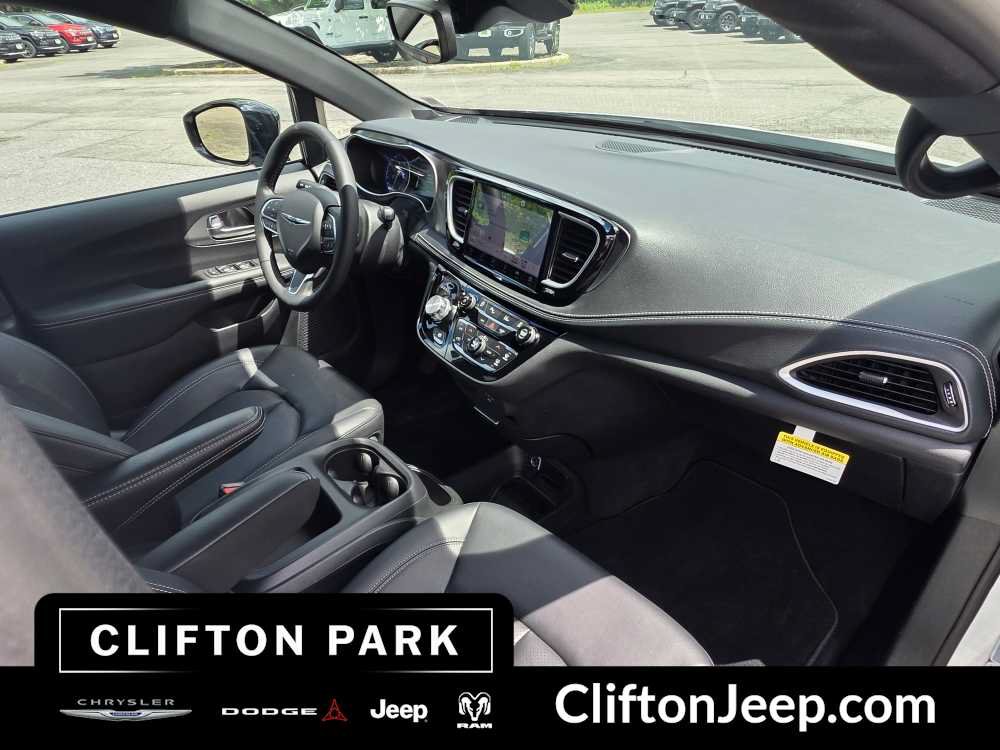 Used 2026 Chrysler Pacifica Select FWD image 16