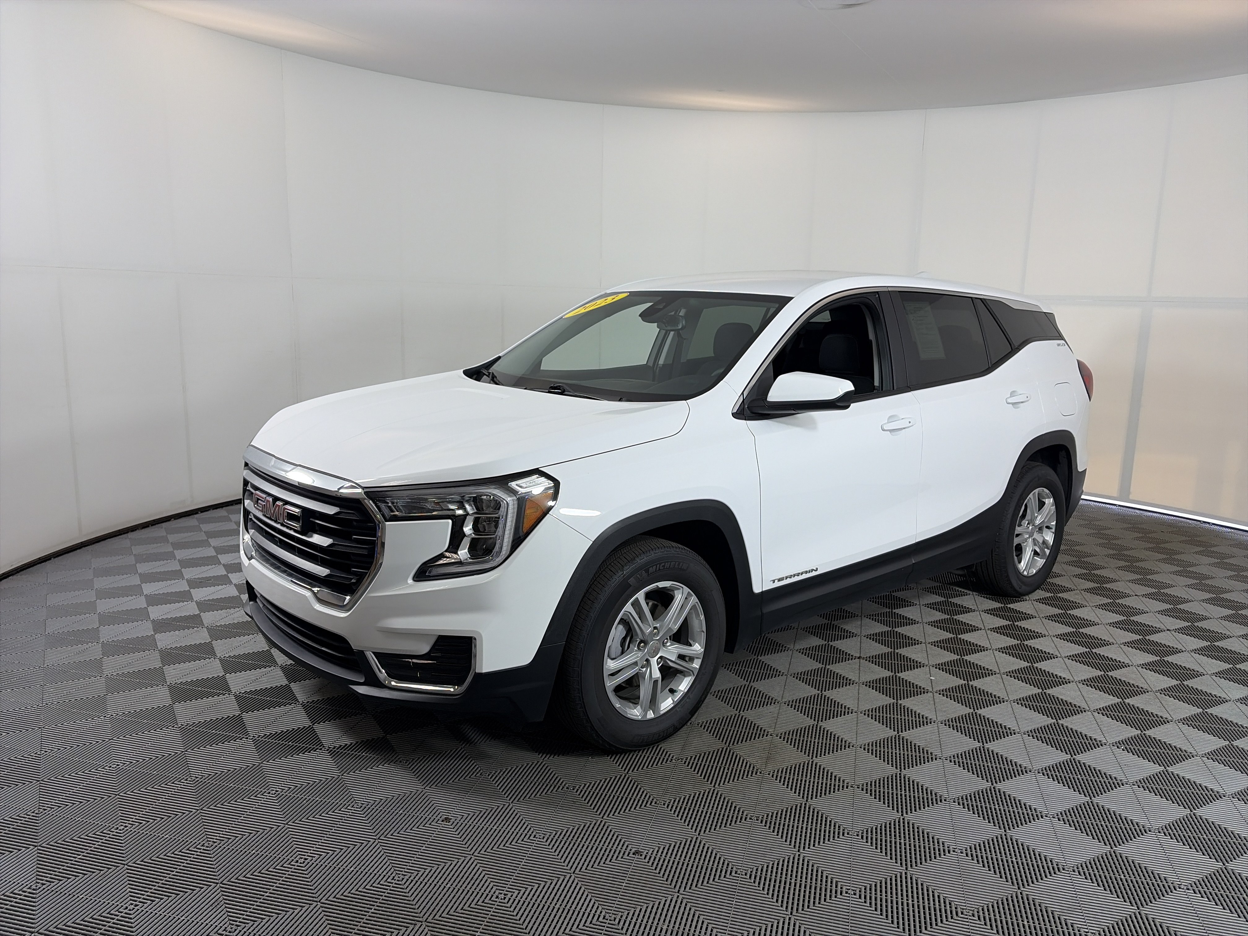 Used 2023 GMC Terrain SLE FWD image 2