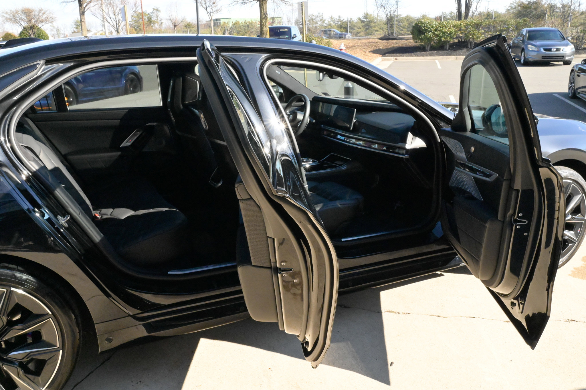 Used 2023 BMW 760i xDrive w/ Executive Package image 55