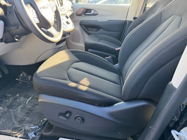 Used 2024 Chrysler Voyager LX image 5