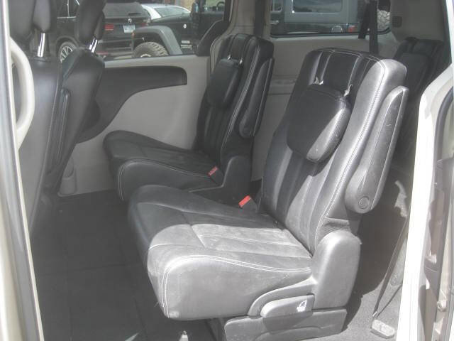 Used 2014 Chrysler Town & Country Touring FWD image 13