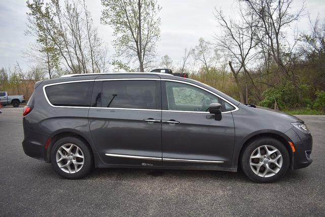 Used 2018 Chrysler Pacifica Touring-L Plus w/ Tire & Wheel Group FWD image 2