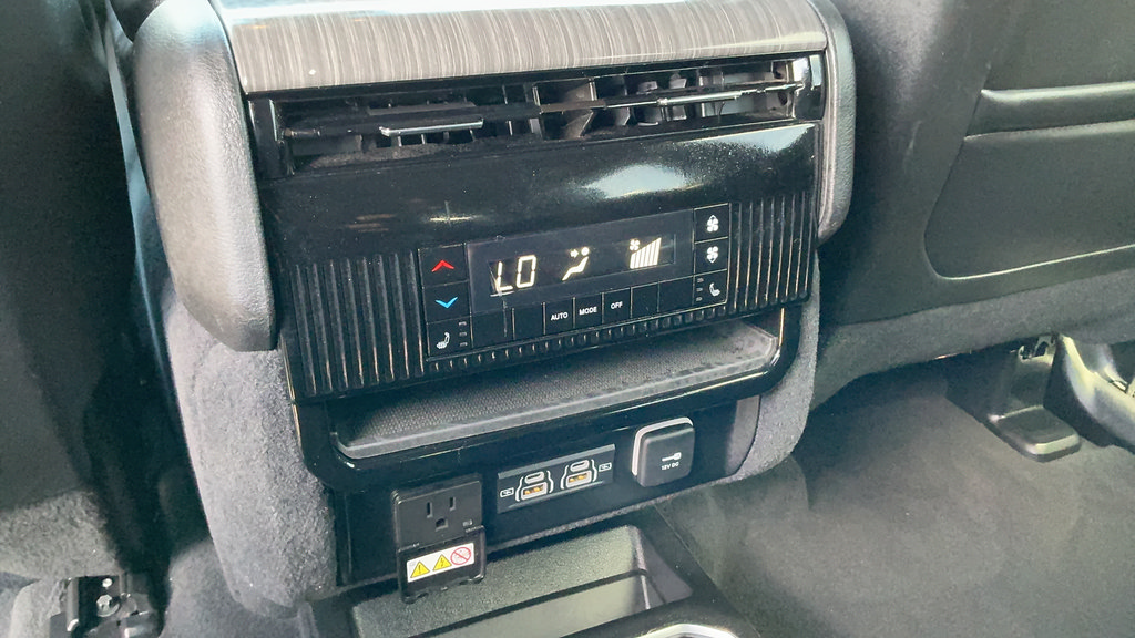 Certified 2024 Jeep Wagoneer Series III AWD/4WD image 10