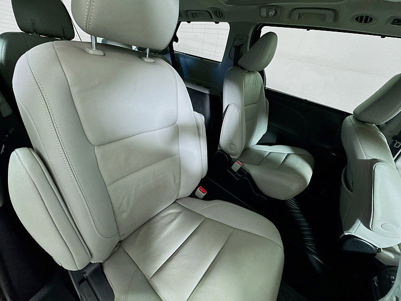 Used 2020 Toyota Sienna Limited Premium image 29