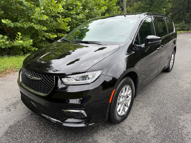 New 2026 Chrysler Pacifica Select image 3