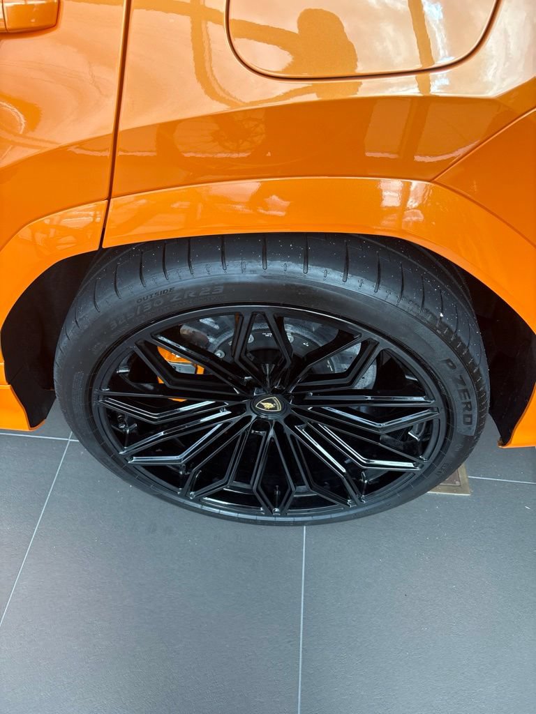 Used 2025 Lamborghini Urus SE AWD/4WD image 8