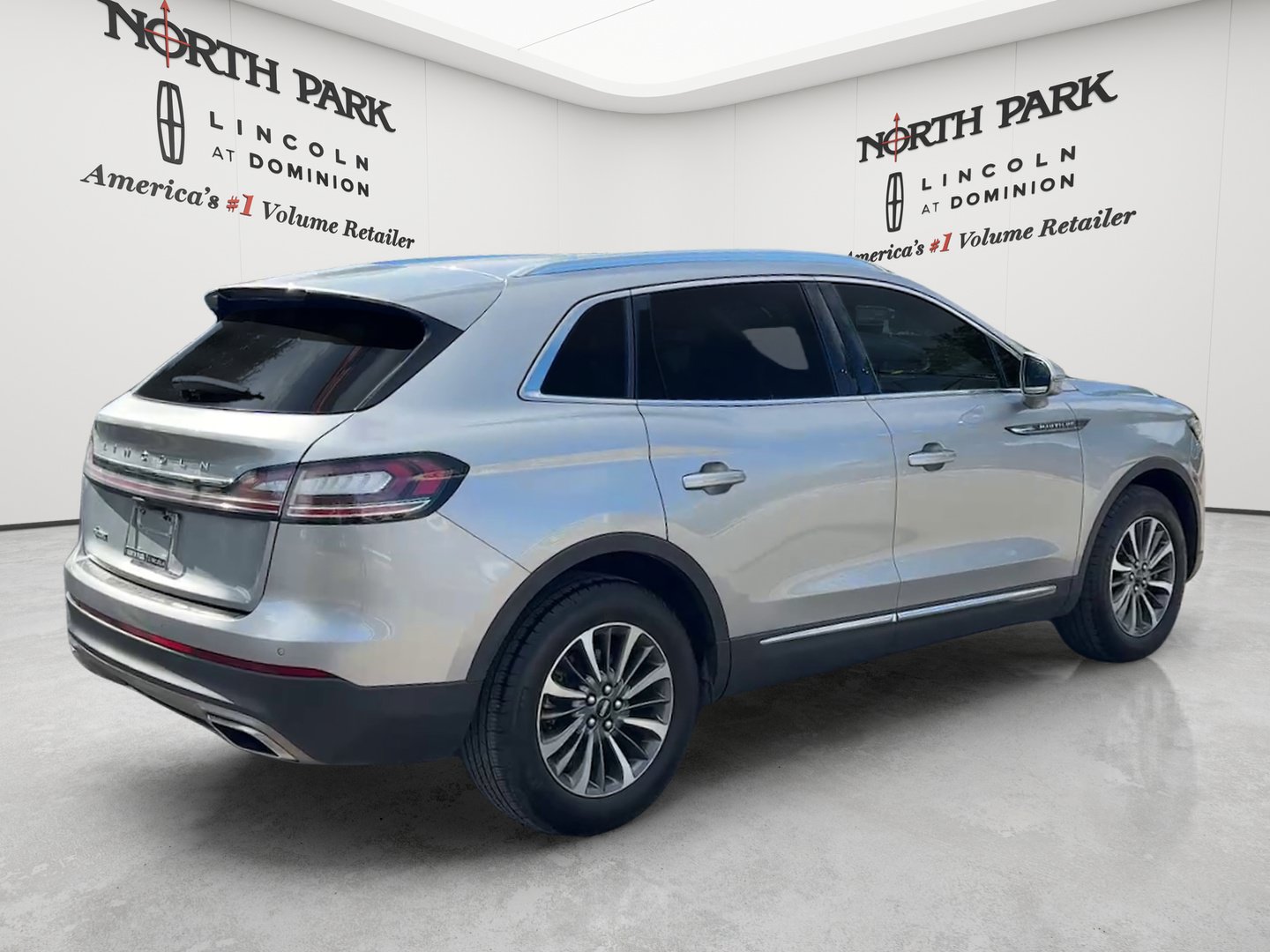 Used 2023 Lincoln Nautilus FWD w/ Premium Package image 5
