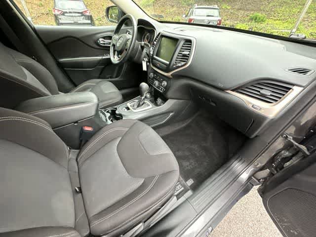Used 2016 Jeep Cherokee Latitude w/ Cold Weather Group AWD/4WD image 18