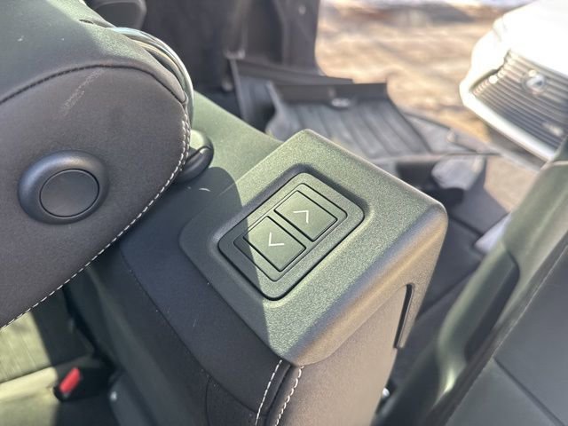 Used 2023 Land Rover Discovery S image 32