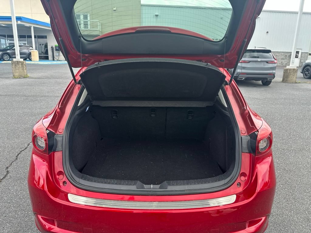 Used 2018 MAZDA MAZDA3 Grand Touring w/ Premium Equipment Package FWD image 9