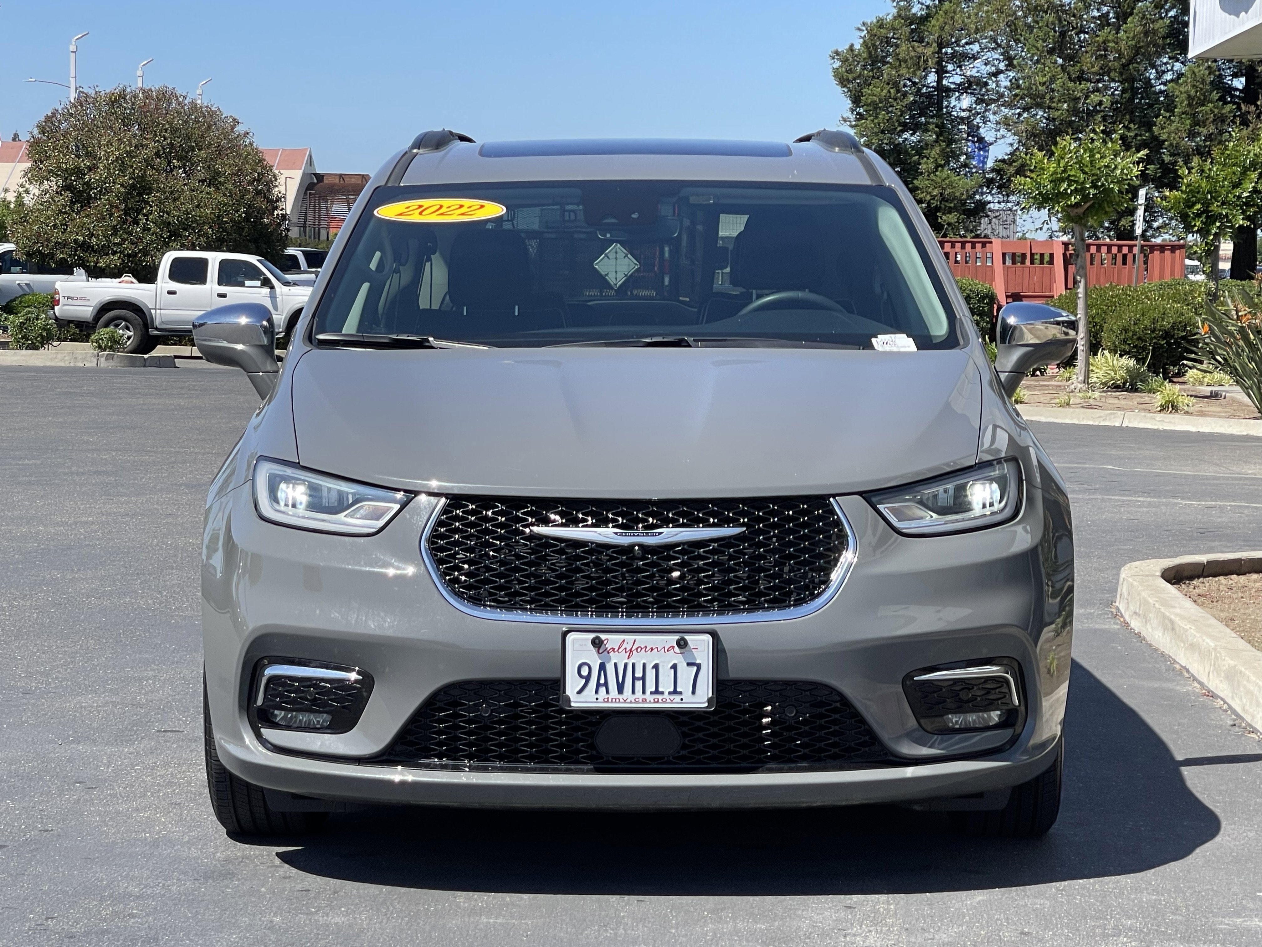 Used 2022 Chrysler Pacifica Limited FWD image 4