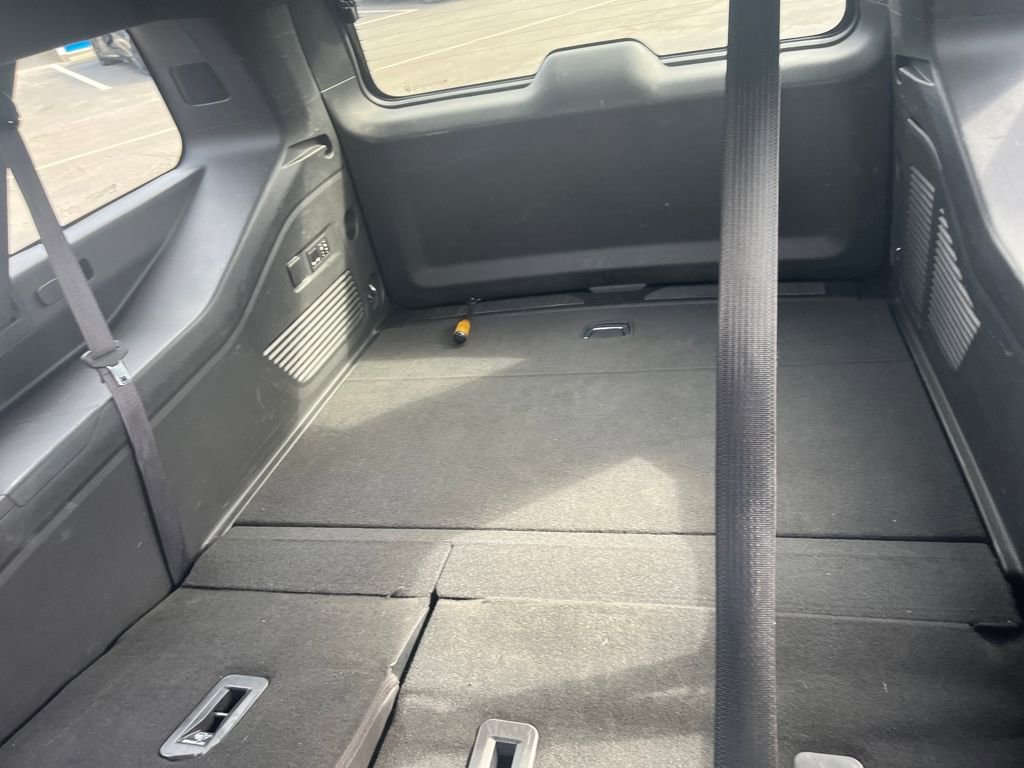 Used 2023 Chevrolet Suburban Premier image 24