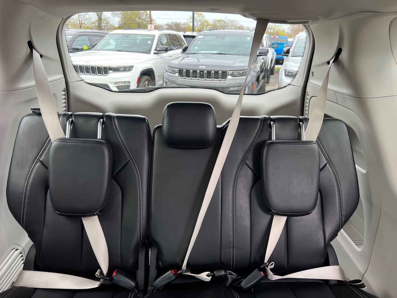 Used 2024 Chrysler Pacifica Touring-L FWD image 37
