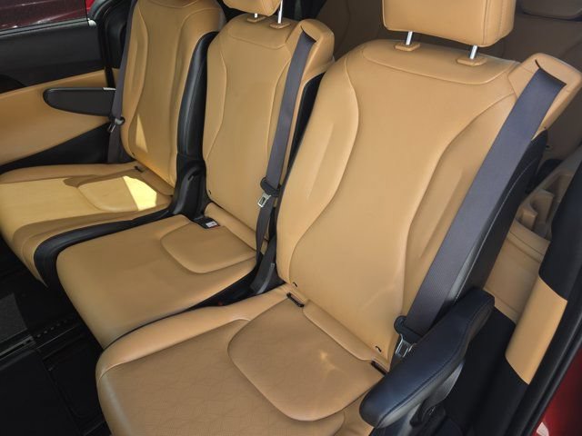 Used 2024 Kia Carnival EX FWD image 7
