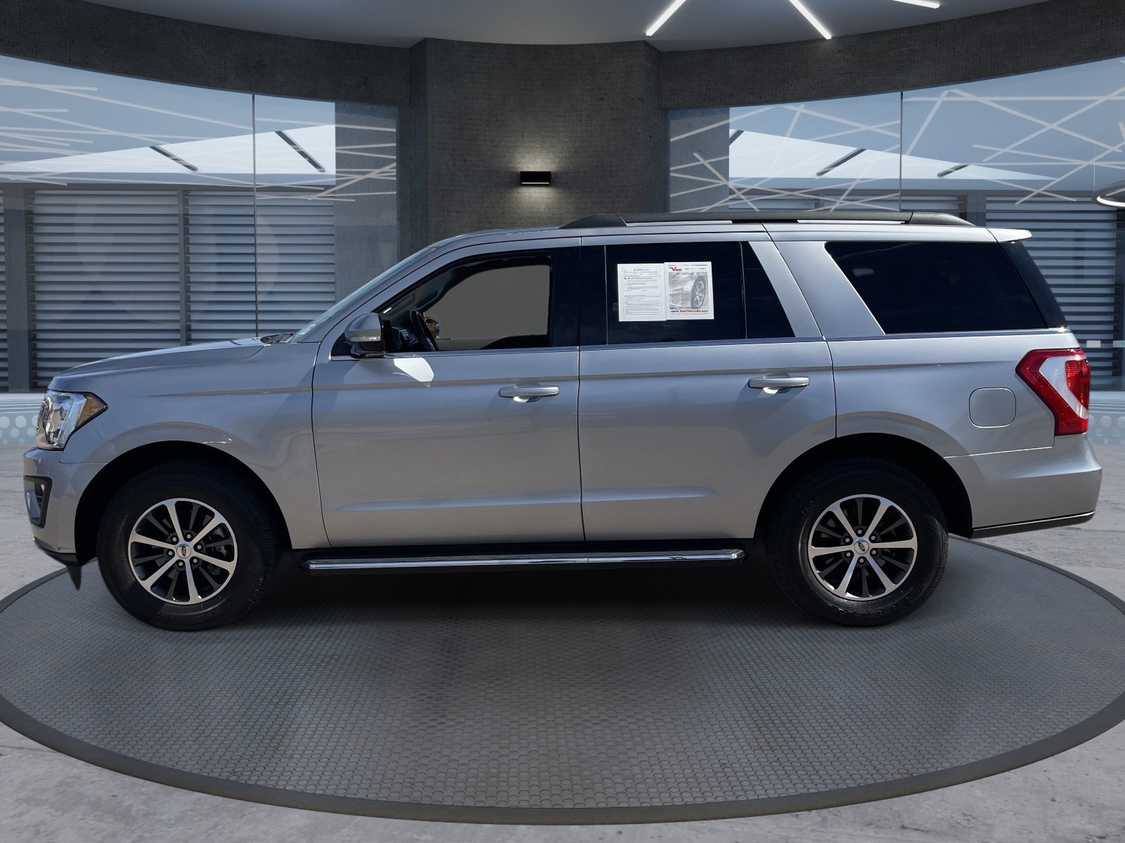 Used 2021 Ford Expedition XLT RWD image 3