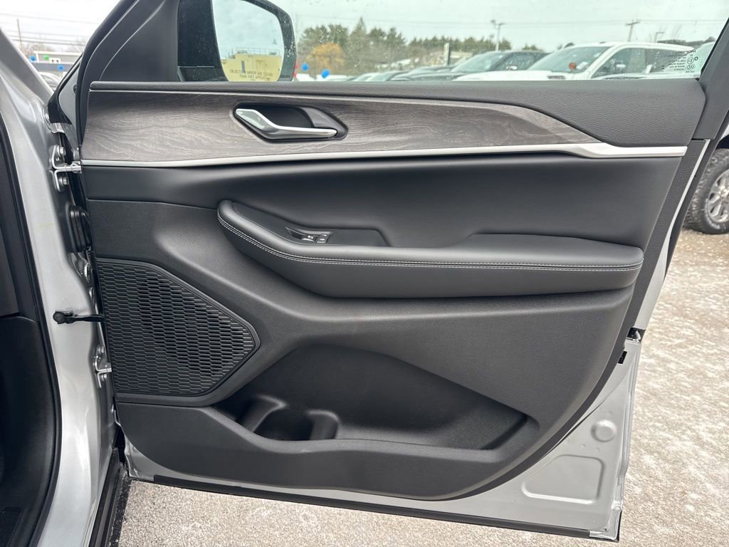 New 2026 Jeep Grand Cherokee Altitude image 30