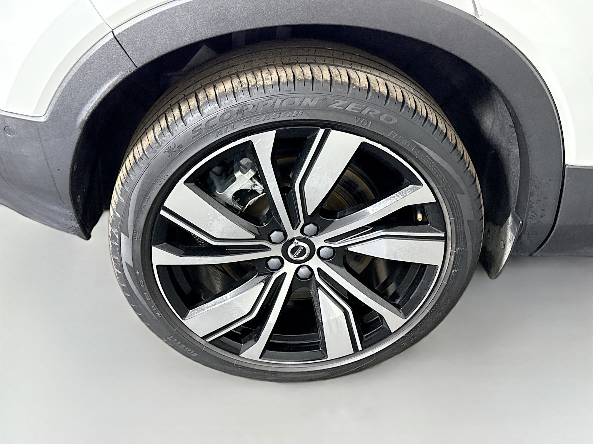 Used 2022 Volvo XC40 P8 Recharge Plus image 32