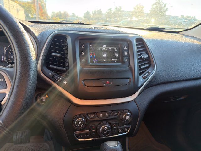 Used 2015 Jeep Cherokee Latitude w/ Comfort/Convenience Group AWD/4WD image 16
