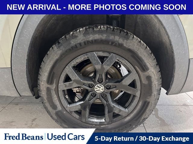 Used 2025 Volkswagen Atlas Peak Edition SE image 12
