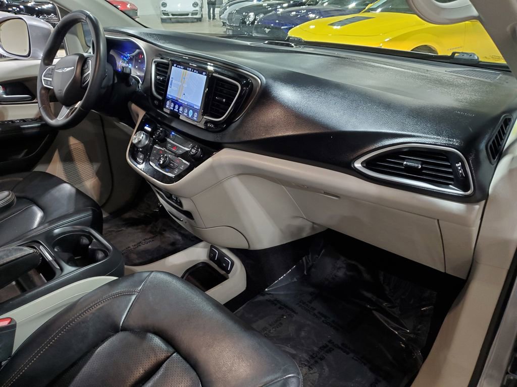 Used 2017 Chrysler Pacifica Premium image 15