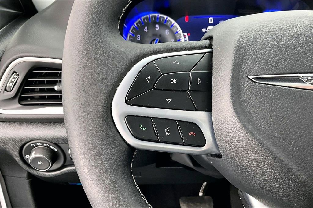 Used 2025 Chrysler Pacifica Select image 18