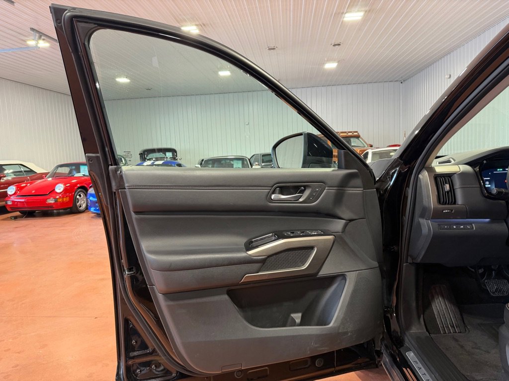 Used 2024 Nissan Pathfinder Platinum w/ Cargo Package image 11