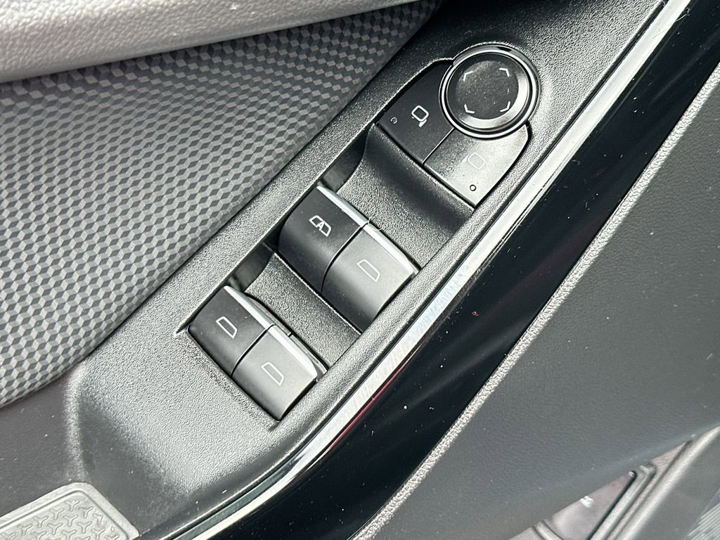 Used 2025 Chevrolet Equinox RS image 18