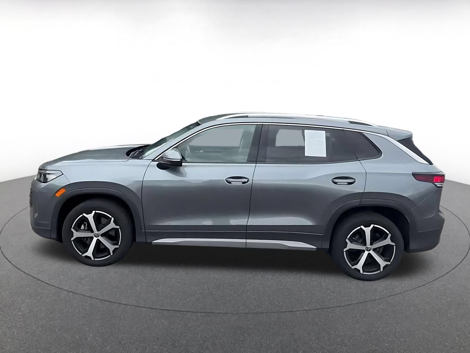 Used 2026 Volkswagen Tiguan SE AWD/4WD image 9