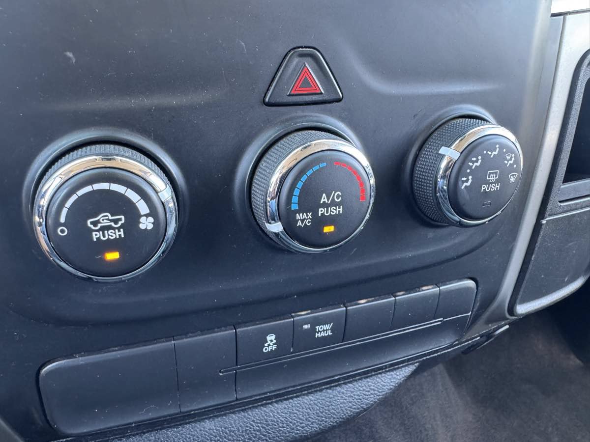 Used 2017 RAM 1500 Classic SLT AWD/4WD image 30