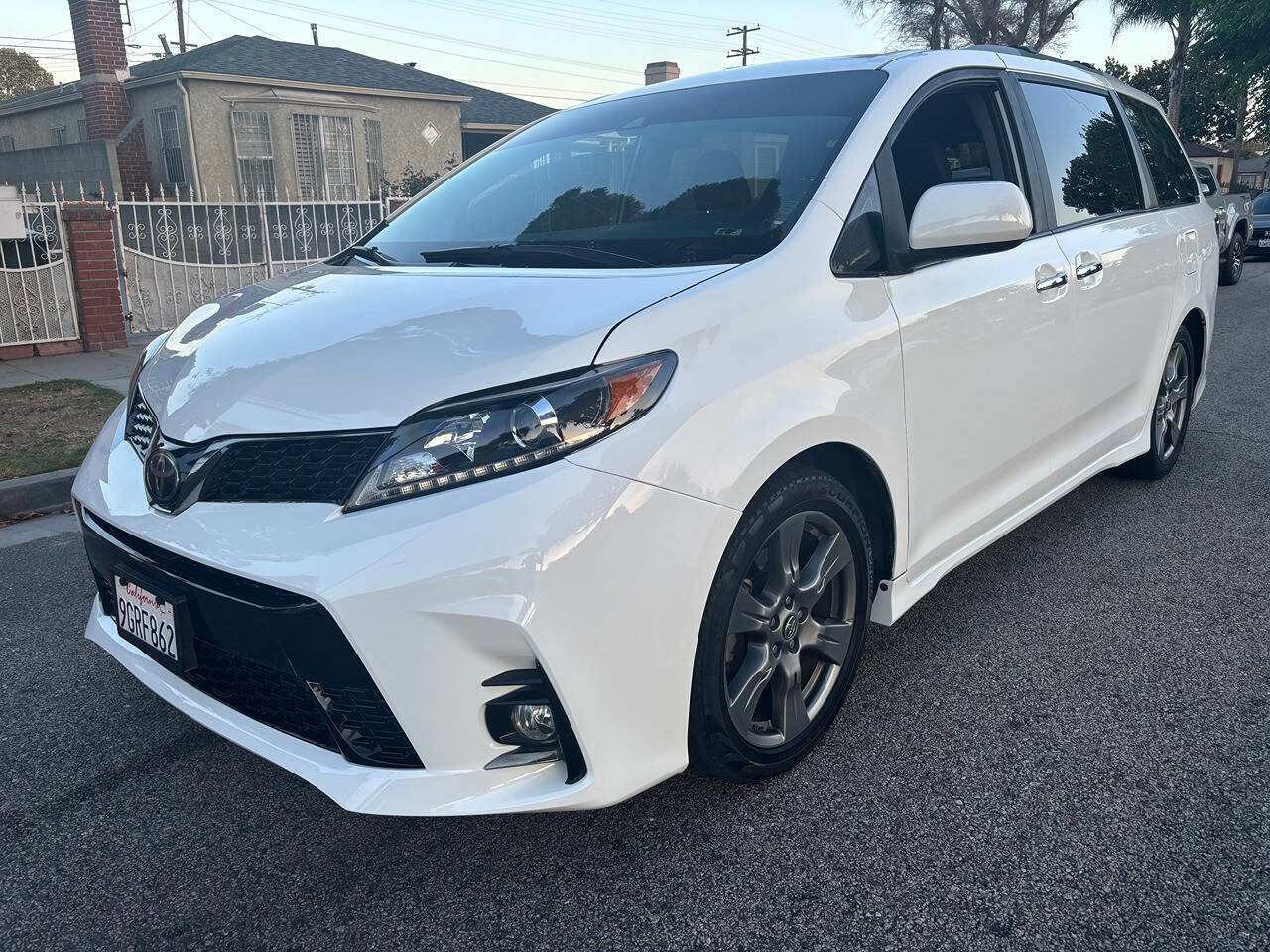 Used 2020 Toyota Sienna SE w/ Carpet Mat Package FWD image 1