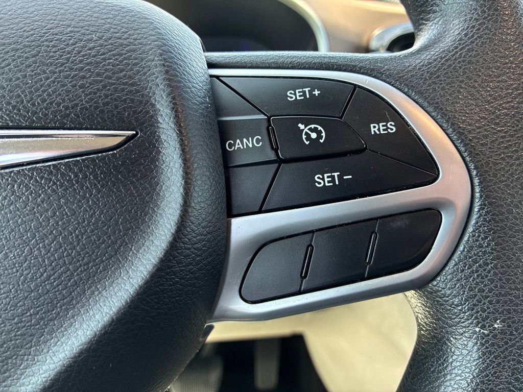 Used 2017 Chrysler Pacifica Touring FWD image 24