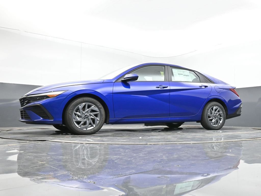 New 2024 Hyundai Elantra Blue image 10