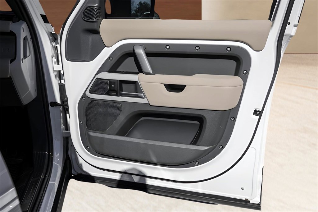 Used 2024 Land Rover Defender 110 X-Dynamic SE image 29