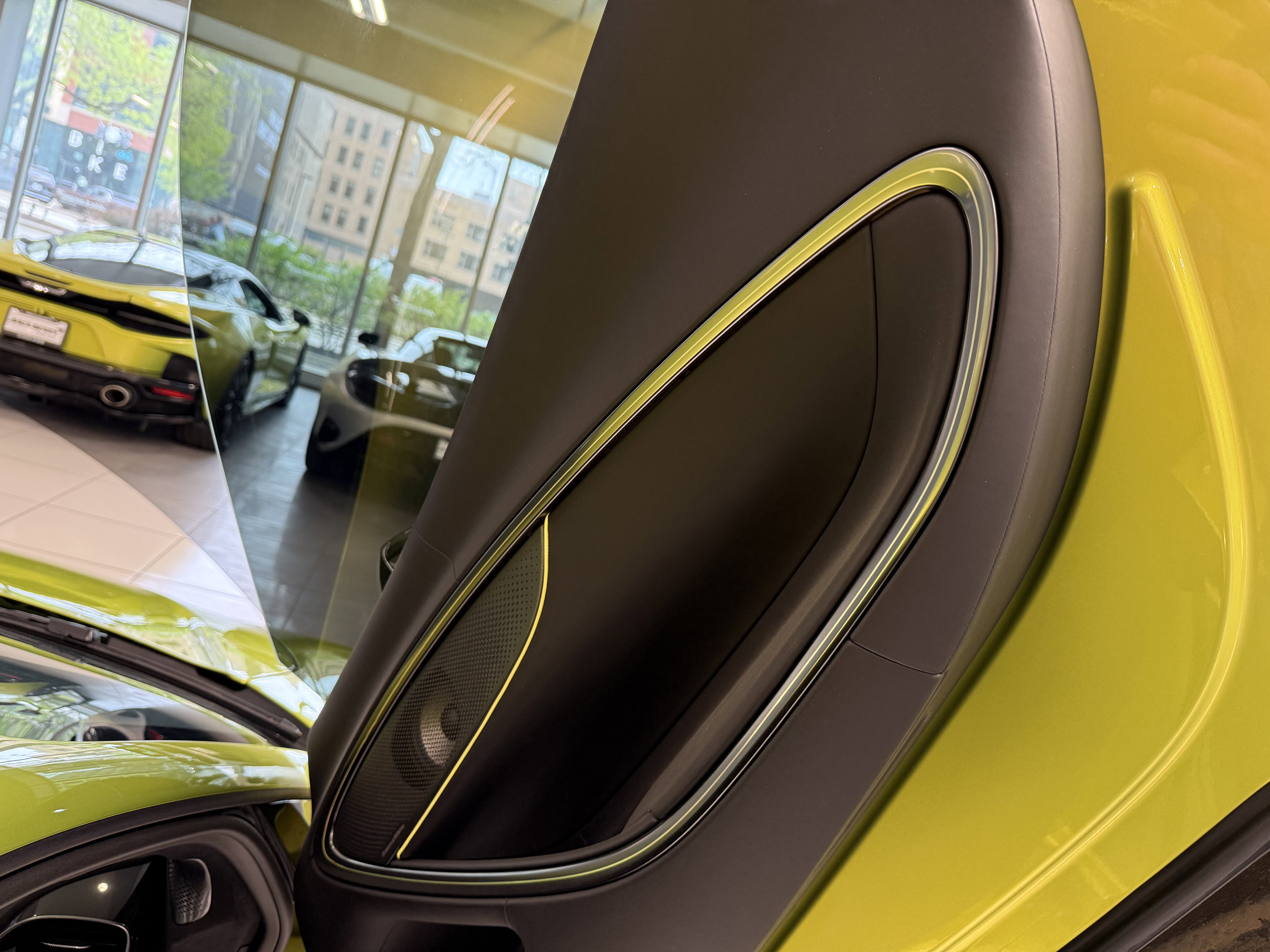 Used 2023 McLaren Artura RWD image 15