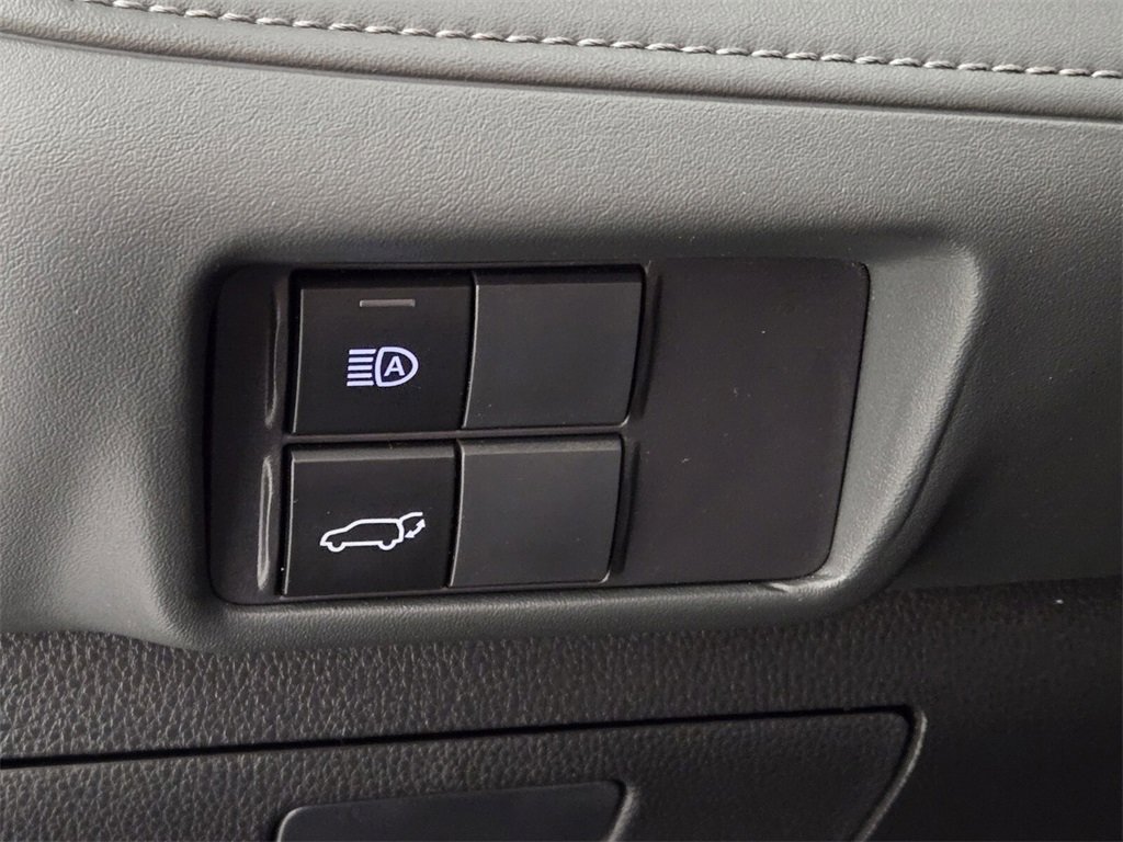 Used 2022 Toyota Highlander LE image 25