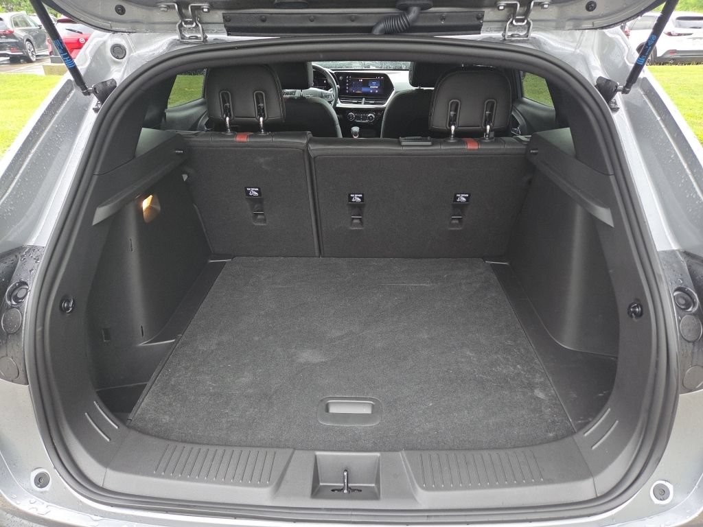 Used 2025 Chevrolet Trax RS w/ Sunroof Package FWD image 19