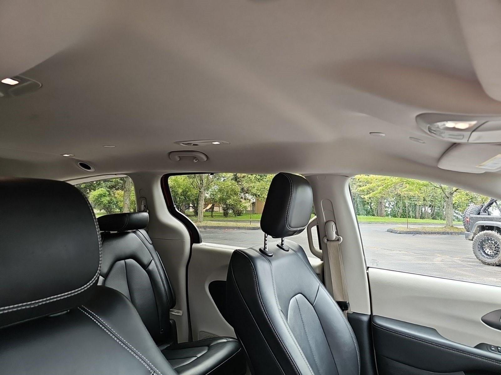 Used 2024 Chrysler Pacifica Touring-L FWD image 12