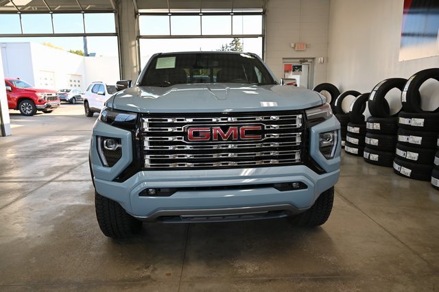 Used 2025 GMC Canyon Denali image 3