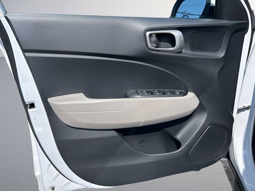 Used 2025 Hyundai Venue SEL FWD image 23