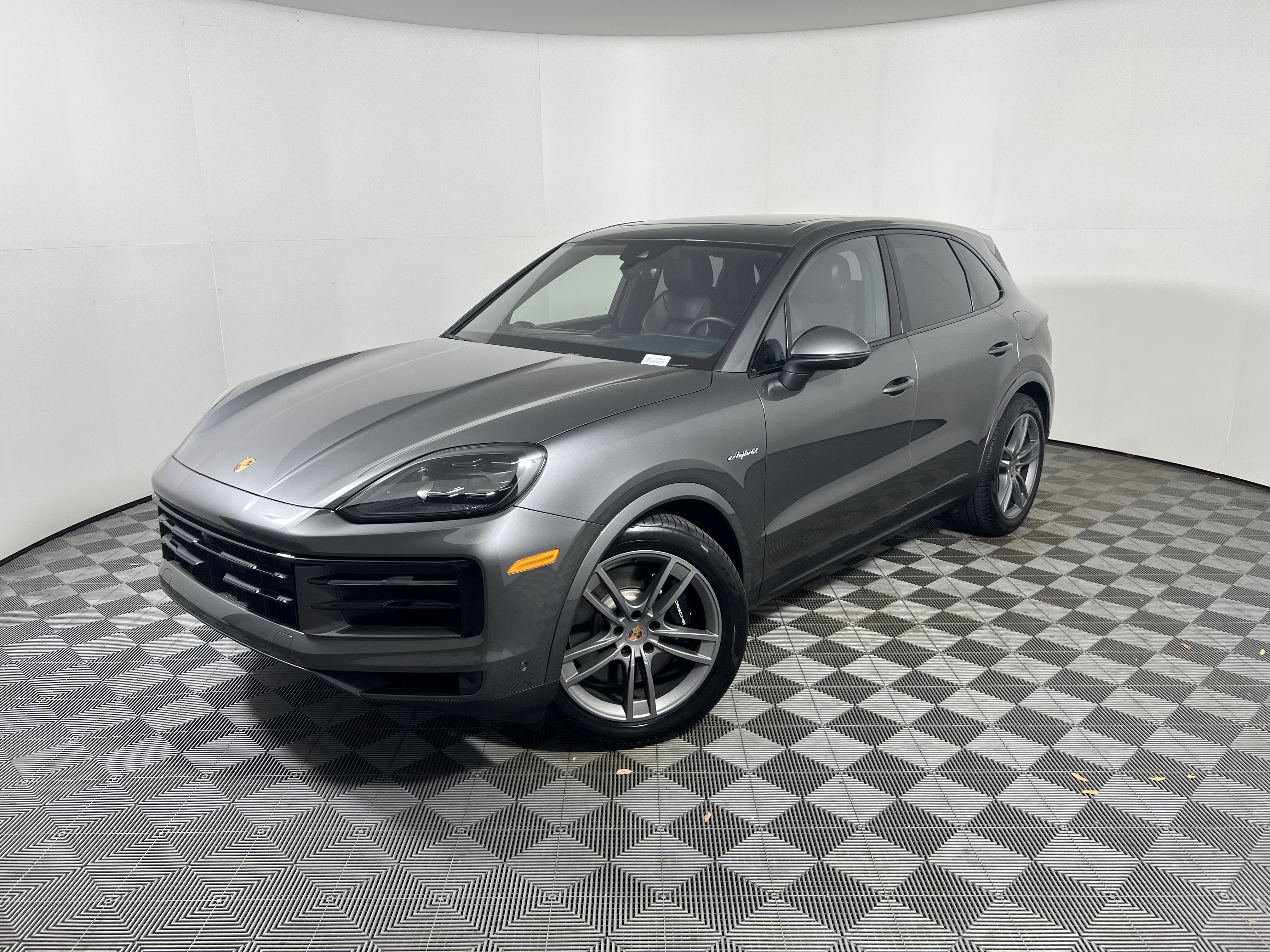 Certified 2025 Porsche Cayenne E-Hybrid AWD/4WD image 1