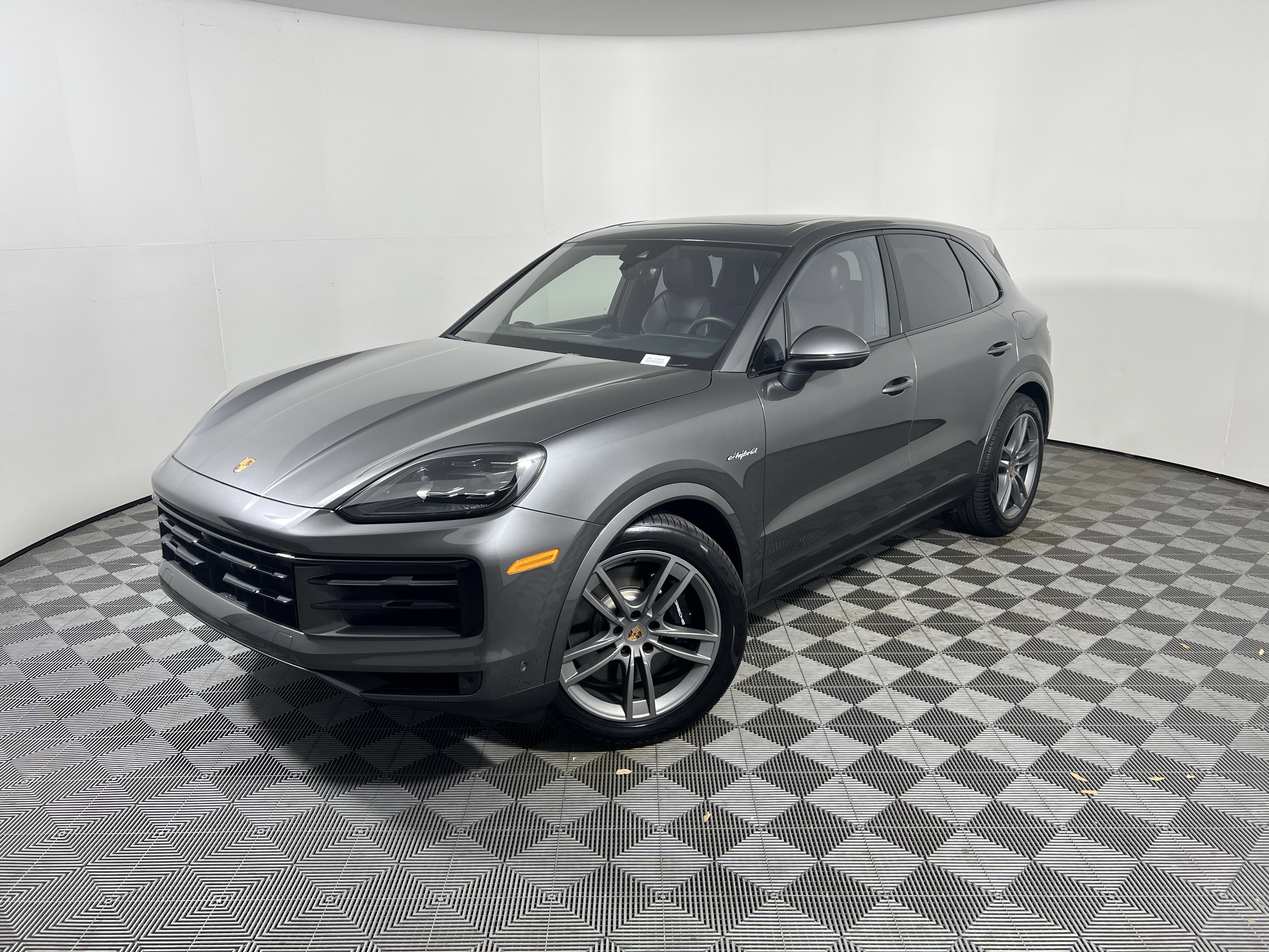 Certified 2025 Porsche Cayenne E-Hybrid AWD/4WD image 1