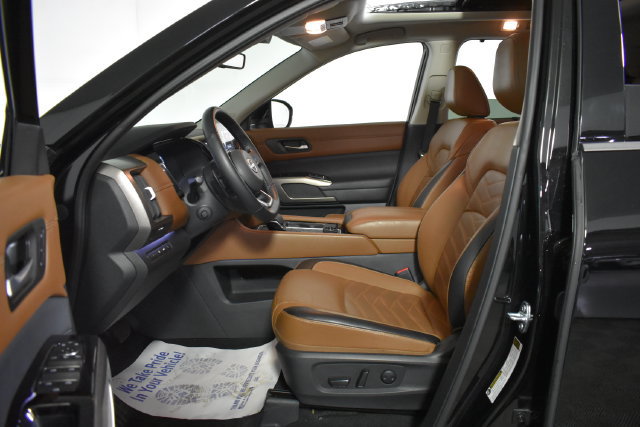 Used 2025 Nissan Pathfinder Platinum AWD/4WD image 11