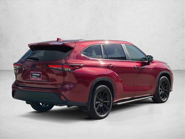 Used 2024 Toyota Highlander XLE FWD image 5